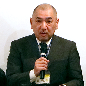 堀氏